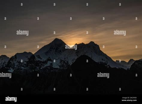 Everest sunrise hi-res stock photography and images - Alamy