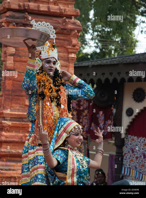 Radha Krishna folk dancers dancing with Holi Folk Dancers from Barsana ...