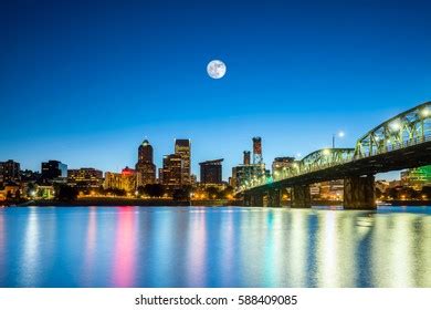 Downtown Portland Oregon Skyline Night Usa Stock Photo 588409085 ...