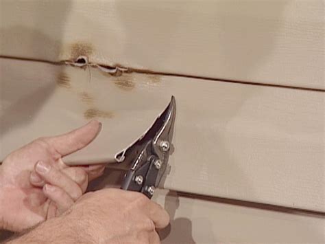 How to Repair Vinyl Siding | how-tos | DIY