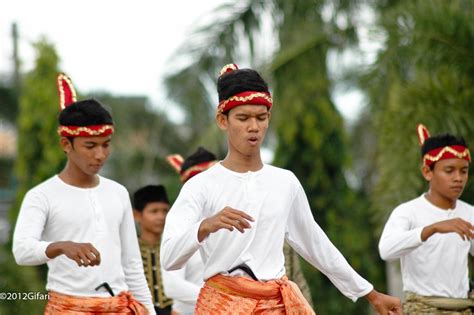 Tari Seudati - Sejarah, Fungsi, Gerakan, Pakaian, Pola Lantai & Perkembangan