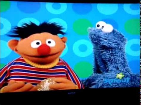 Sesame Street Play With Me Ernie Open Close - YouTube