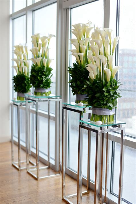 An Urban, Modern Wedding in Houston | Calla lily wedding arrangements ...