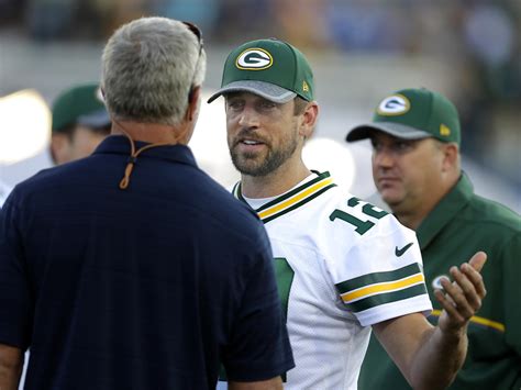 Former Packers exec reveals difference between Aaron Rodgers, Brett ...