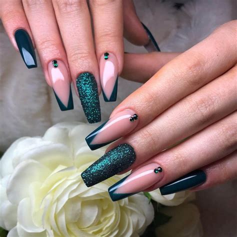 15+ Vibrant Green Nail Designs Look Refreshing