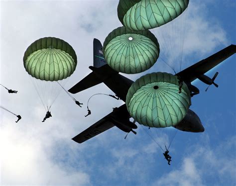 File:82nd Airborne Mass Jump-JSOH2006.jpg - Wikimedia Commons