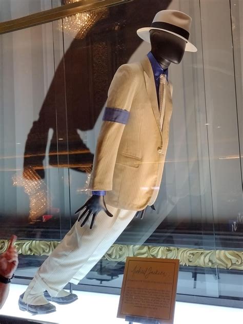 Arriba 51+ imagen michael jackson smooth criminal outfit - Abzlocal.mx