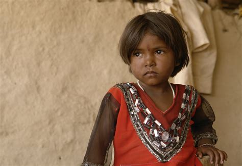 File:Young Indian girl, Raisen district, Madhya Pradesh.jpg - Wikimedia Commons