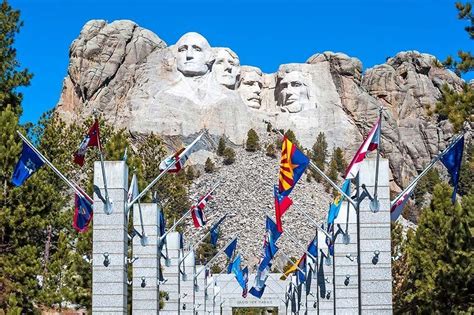 Ultimate Guide to Mount Rushmore (& Things To Do Nearby)