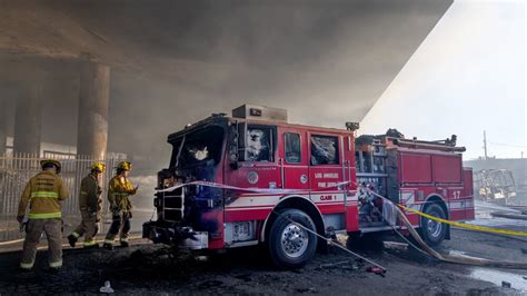 Photo, Video: LAFD fire engine burned in pallet yard blaze