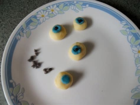 Halloween-Themed White Chocolate Eyeball Recipe | Delishably