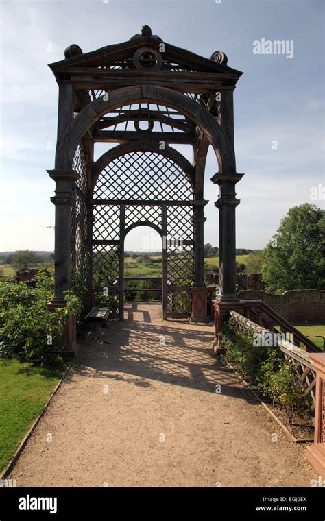 Kenilworth castle gardens hi-res stock photography and images - Alamy