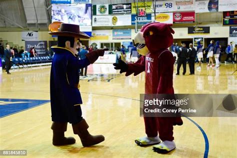 40 La Salle Explorers Mascot Stock Photos, High-Res Pictures, and ...