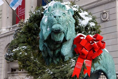 The Art Institute lions during the holidays. Chicago Christmas Tree ...