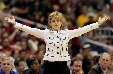 Baylor coach Kim Mulkey has Bell's palsy - CBS News