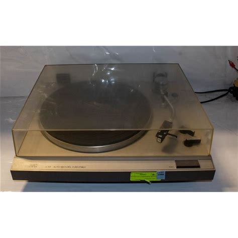 VINTAGE JVC TURNTABLE. TESTED