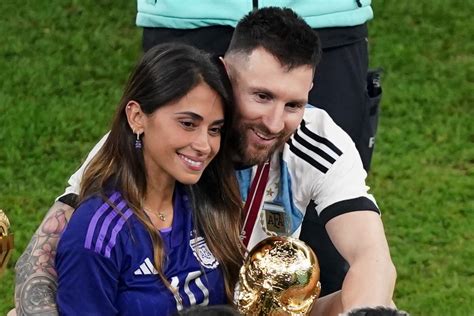 Lionel Messi’s Wife Antonela Roccuzzo Pops in Sneakers at World Cup – Footwear News