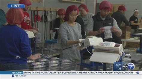 Volunteers feed children for the holiday season - ABC7 Chicago