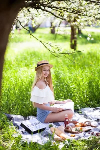 Picnic smile Stock Photos, Royalty Free Picnic smile Images | Depositphotos