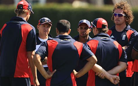 England players crowd around Andy Flower during a team talk ...