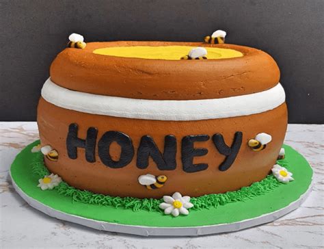 Pooh’s Honey Pot Specialty Cake – Moeller's Bakery