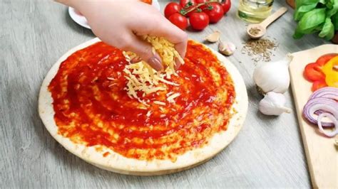 How To Layer A Pizza: 2 Toppings Ways For Your Perfect Crust