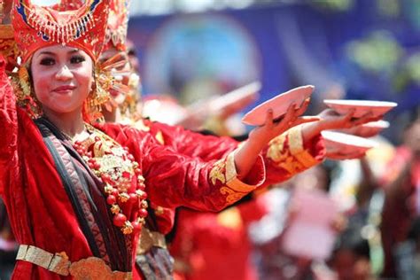 RANAH MINANG: TARI PIRING {DANCE PLATE} minangkabau,sumatera barat ...