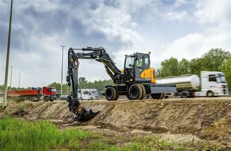 Hyundai Enters 10-Tonne Wheeled Excavator Range | The HeavyQuip Magazine