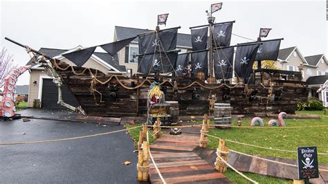 Pirate ship for Halloween: A father built his daughter a 50-foot vessel for the holiday - CNN