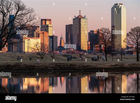 Downtown dallas skyline hi-res stock photography and images - Alamy