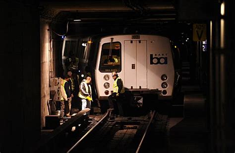 BART train derails in Oakland