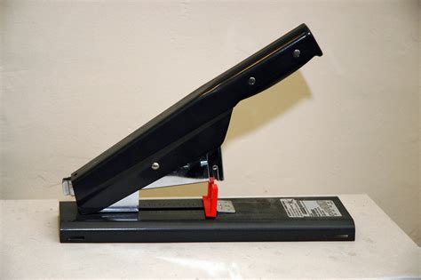 File:Heavy-duty-stapler.jpg - Wikimedia Commons