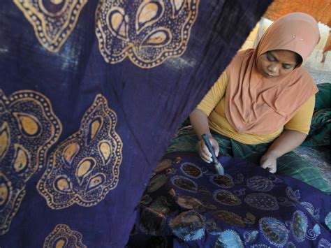 Foto: Peringatan Hari Batik Nasional di Berbagai Daerah | Tagar