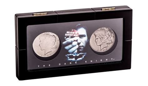 Batman: Heads Or Fails Harvey Dent & Two-Face Coin Display - Merchoid EU