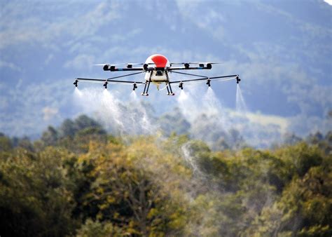 Drone spraying | Revista Pesquisa Fapesp