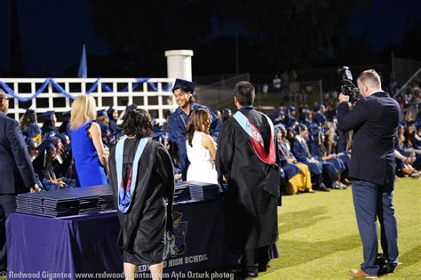 Redwood High School Graduates 540 seniors at first post-pandemic sit ...