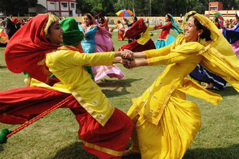 Giddha: Traditional Punjabi Folk Dance of Punjab | Utsavpedia