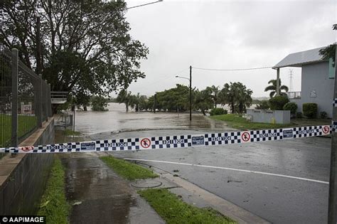 Cyclone Debbie Mackay residents trapped by floodwaters | Daily Mail Online