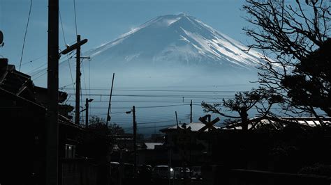 Fujikawaguchiko Town, facing Mt. Fuji [OC][1600x900] : r/japanpics