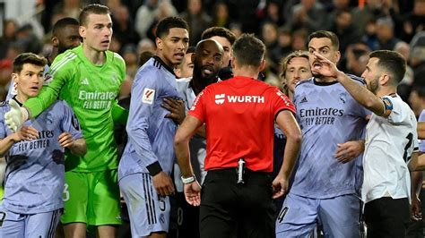 An unprecedented refereeing decision prevents Real Madrid from winning at Mestalla