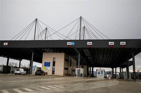 Kosovo reopens major border crossing with Serbia, easing standoff - The Globe and Mail