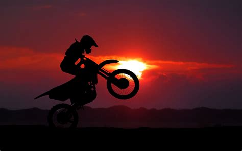 Download wallpaper: Biker on motorcycle at sunrise 3840x2400