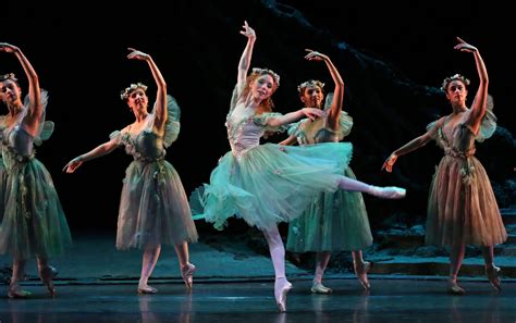 Review: The Royal Ballet Returns to New York With ‘The Dream’ - The New York Times