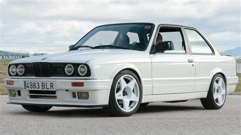 Why Every Car Fanatic Should Drive A BMW E30 At Least Once