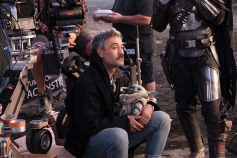 The Mandalorian director Taika Waititi casually holding baby Yoda ...