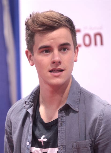 File:Connor Franta at VidCon 2014 (cropped).jpg - Wikimedia Commons