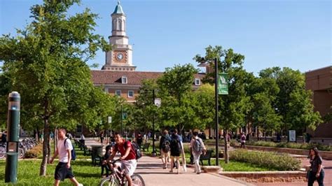 Students heading to class on UNT campus (University of North Texas) in ...