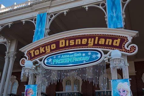 Anna and Elsa' Frozen Fantasy at Tokyo Disneyland | Inside the Magic ...