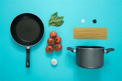 Is it safe to use a scratched nonstick Teflon pan? - Home Explained