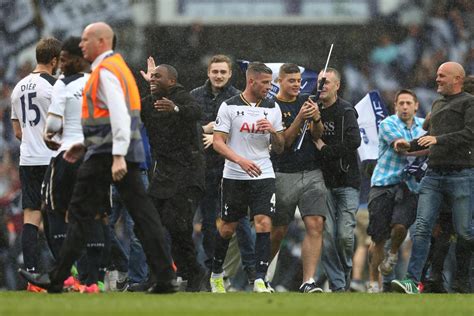 Tottenham pitch invasion: Fans celebrate at White Hart Lane farewell full-time of Spurs 2-1 Man ...